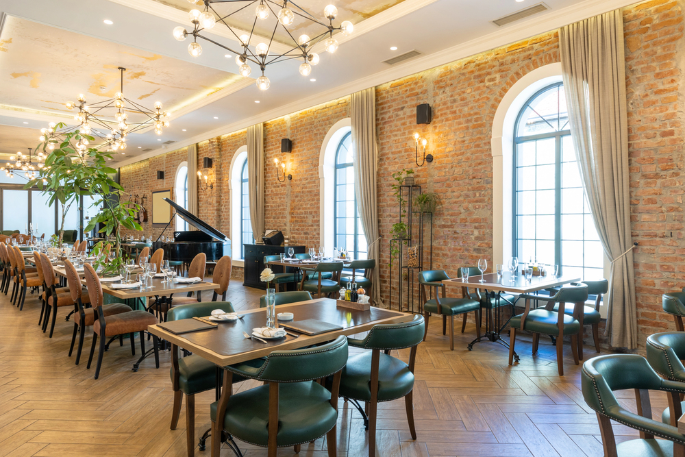 Wooden Vs. Metal Restaurant Table Tops: Pros, Cons & Best Uses